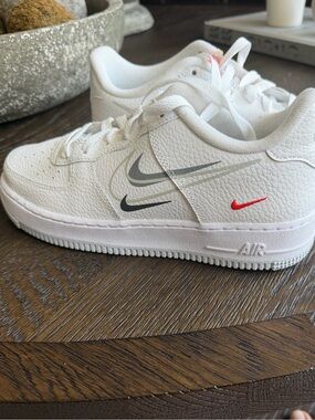 Big Boys Nike White Leather Low-Top Sneakers with Grey and Red Swooshes Size 6Y